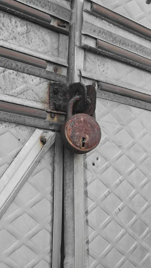 Novara, tre officine abusive sequestrate: multe da 5mila euro