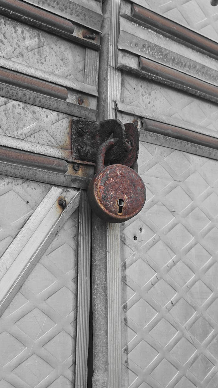 Novara, tre officine abusive sequestrate: multe da 5mila euro