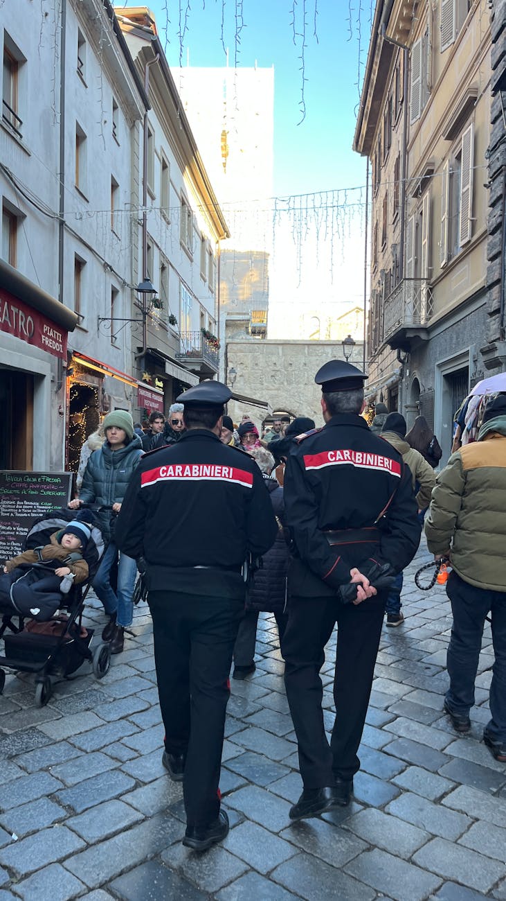 Finti carabinieri truffano un anziano nel Biellese, arrestati in autostrada