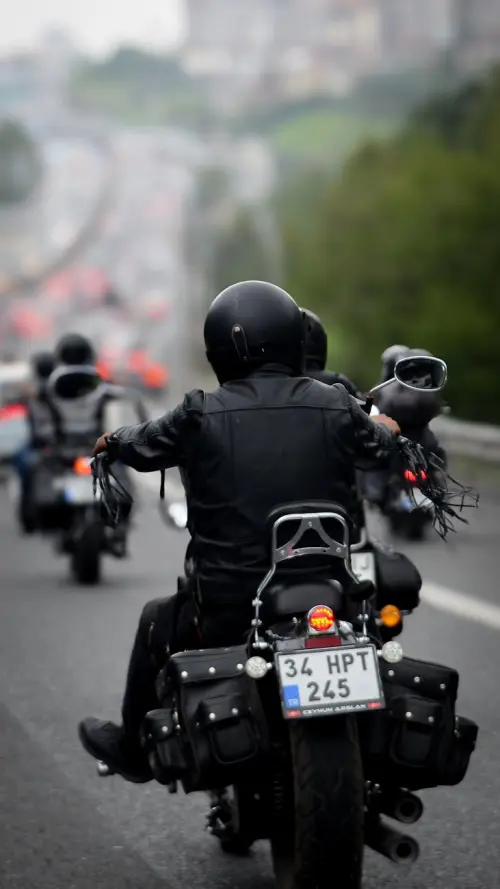Galliate, motoraduno abusivo fermato dalla Stradale: 13 multe