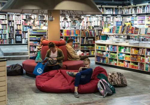 Cameri, in biblioteca “Un tè in giallo” tra misteri e romanzi cult