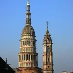 Novara, piazza delle Erbe si riempie di colori e frasi in dialetto