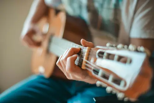 “Musica delle Rose”, a Gattico-Veruno una serata tra chitarra e cori giovanili nella Torre del Castello