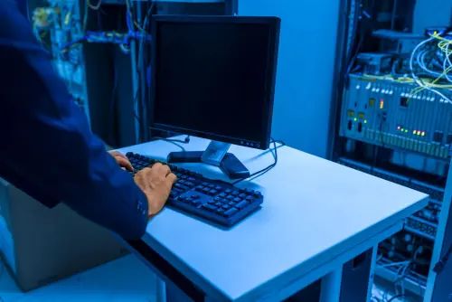 Novara, foto alterate con l’IA: denunciato un quarantenne