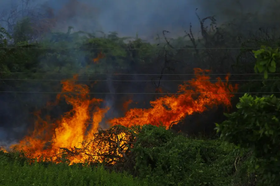 Novara, incendio in area industriale: Arpa controlla l’aria