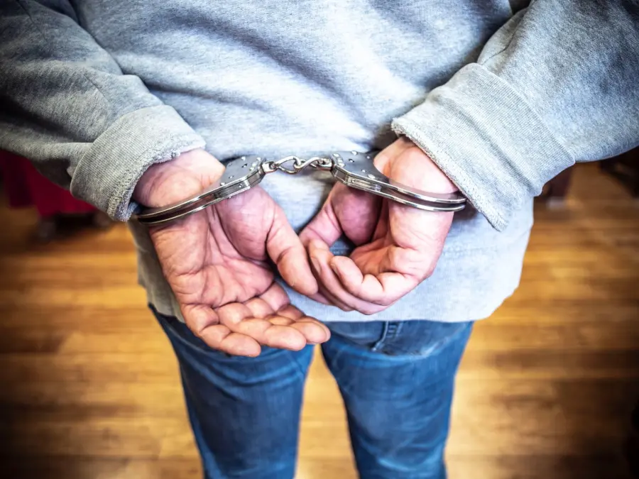 Novara, finto carabiniere tenta estorsione: arrestato 23enne